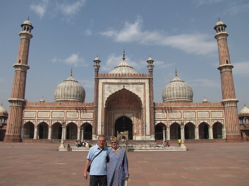 samen voor jama masjid moskee.jpg - In Delhi bezoeken we de Jama Masjid moskee. Deze grote moskee is gebouwd door Shah Jahan (inderdaad, die van de Taj Mahal) in 1650.